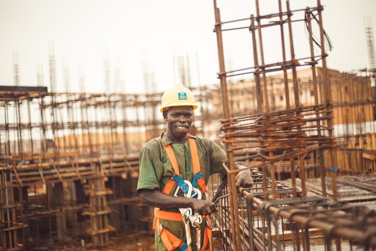 Technicien SIZEG AFRICA sur un chantier d'infrastructure en Afrique